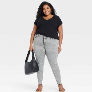 AVA & VIV Black V-Neck T-Shirt